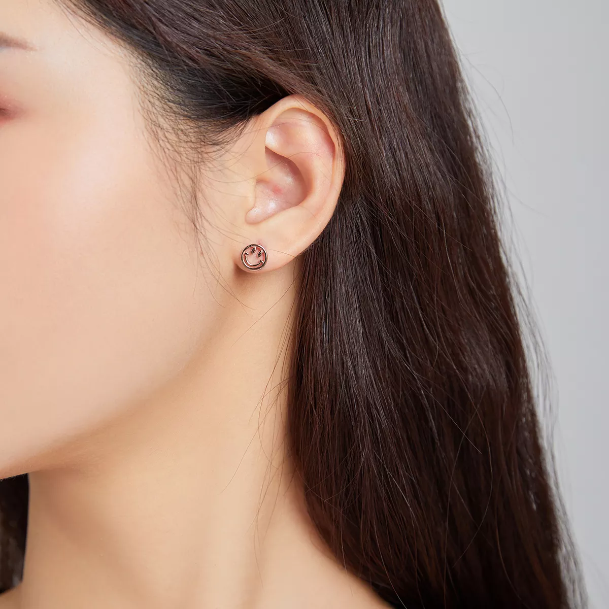 Brincos Petit Cara sorridente adorável estilo Pandora Rose - SCE1106