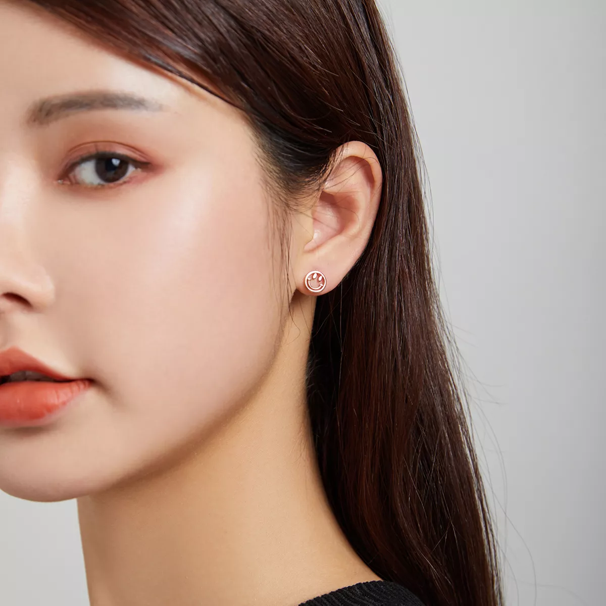 Brincos Petit Cara sorridente adorável estilo Pandora Rose - SCE1106