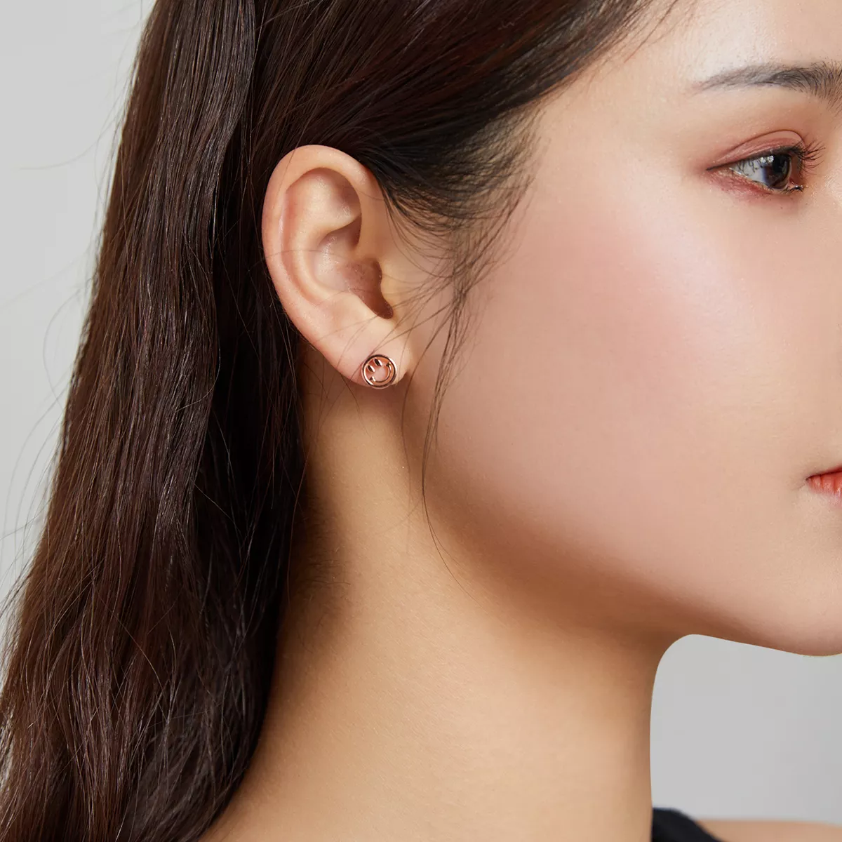 Brincos Petit Cara sorridente adorável estilo Pandora Rose - SCE1106