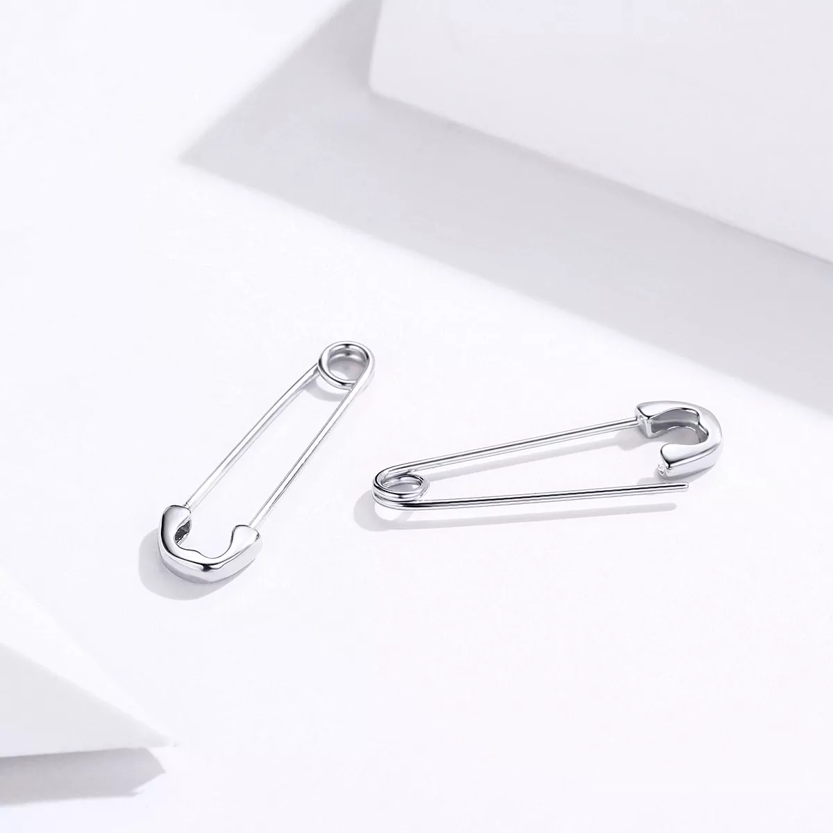 Brincos Petit Clipe de papel feliz estilo Pandora - SCE695-A