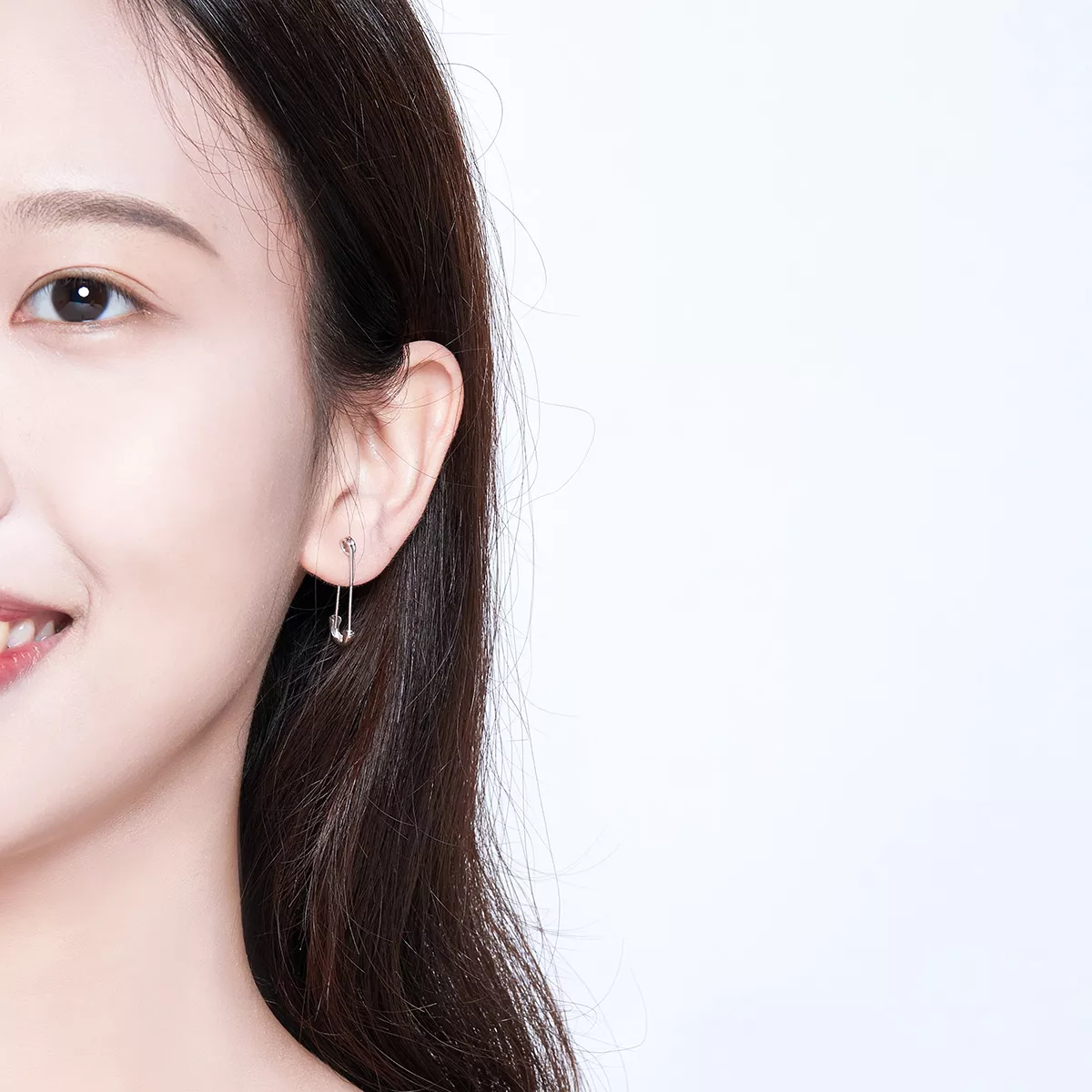 Brincos Petit Clipe de papel feliz estilo Pandora - SCE695-A