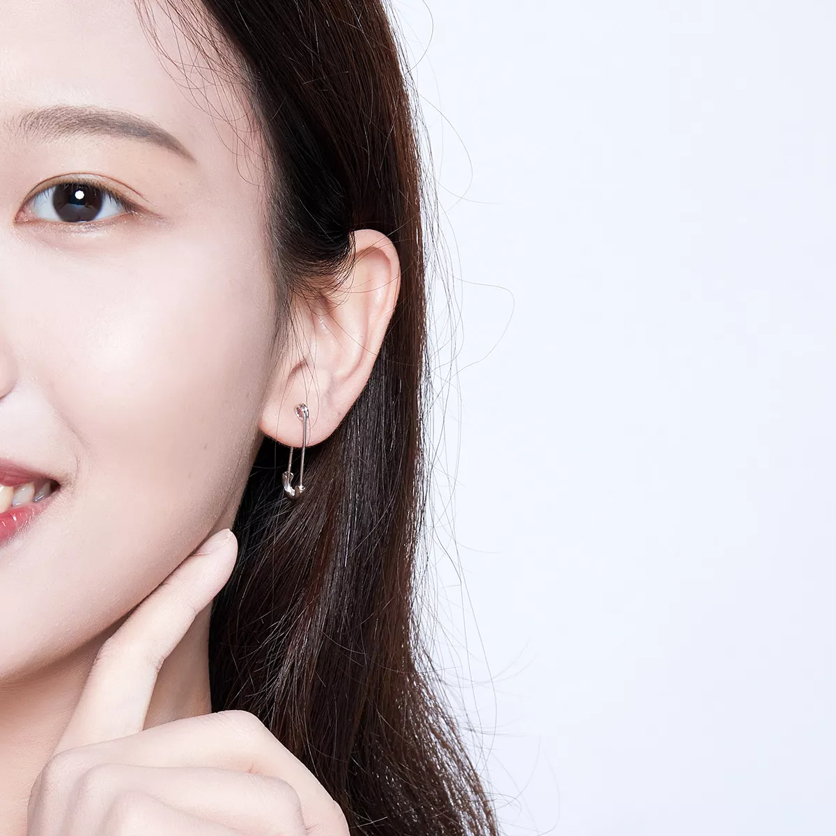 Brincos Petit Clipe de papel feliz estilo Pandora - SCE695-A