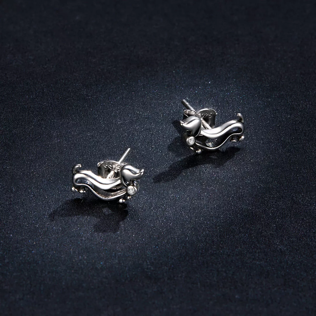 Brincos Petit Dachshund estilo Pandora - SCE952