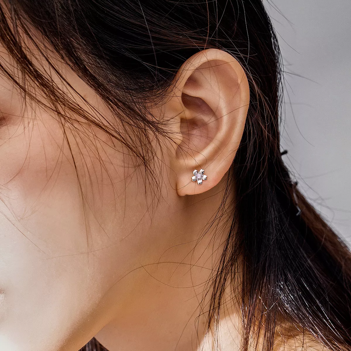 Brincos Petit Daisy Flower Stud estilo Pandora - SCE784