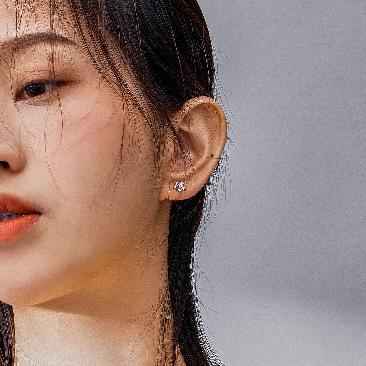 Brincos Petit Daisy Flower Stud estilo Pandora - SCE784