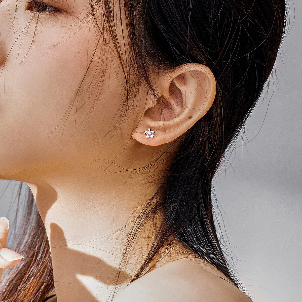 Brincos Petit Daisy Flower Stud estilo Pandora - SCE784