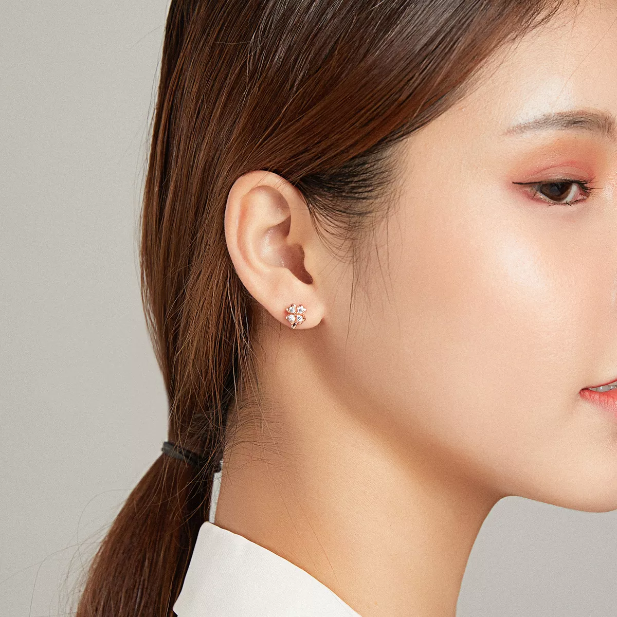 Brincos Petit Dois tons Grama e borboletas da sorte estilo Pandora - SCE1008