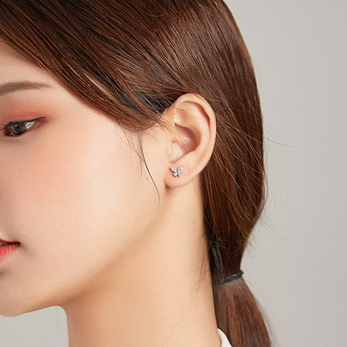 Brincos Petit Dois tons Grama e borboletas da sorte estilo Pandora - SCE1008