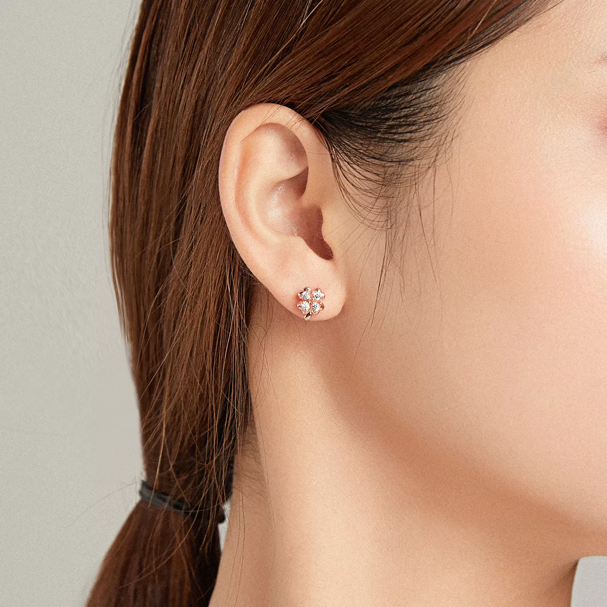 Brincos Petit Dois tons Grama e borboletas da sorte estilo Pandora - SCE1008