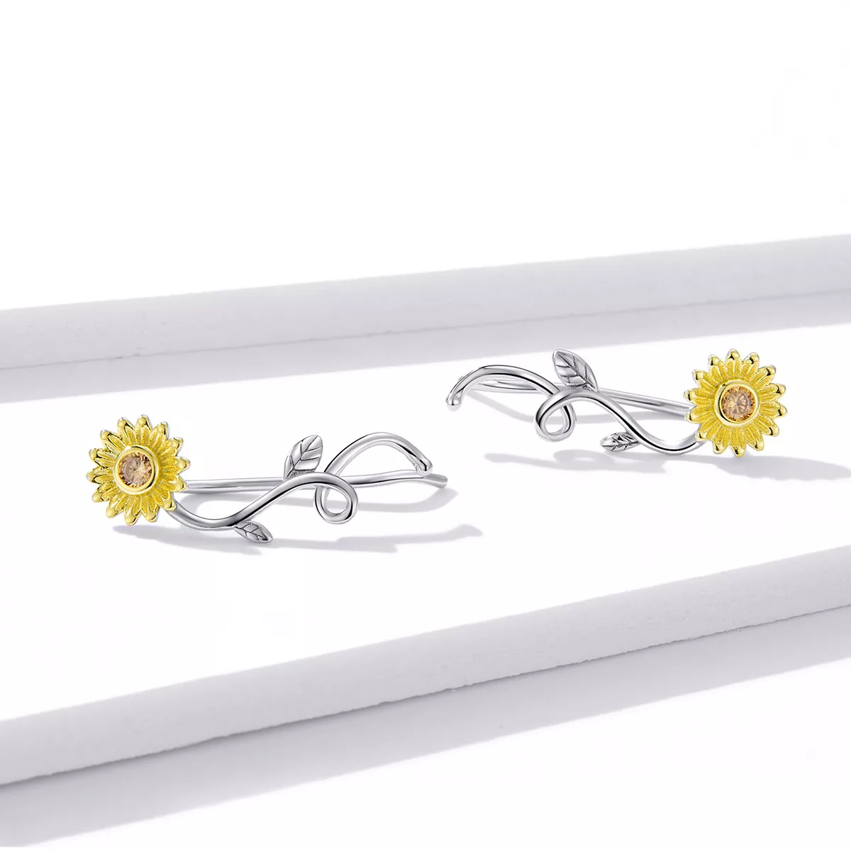 Brincos Petit Dois tons Margarida Fresca estilo Pandora - BSE394