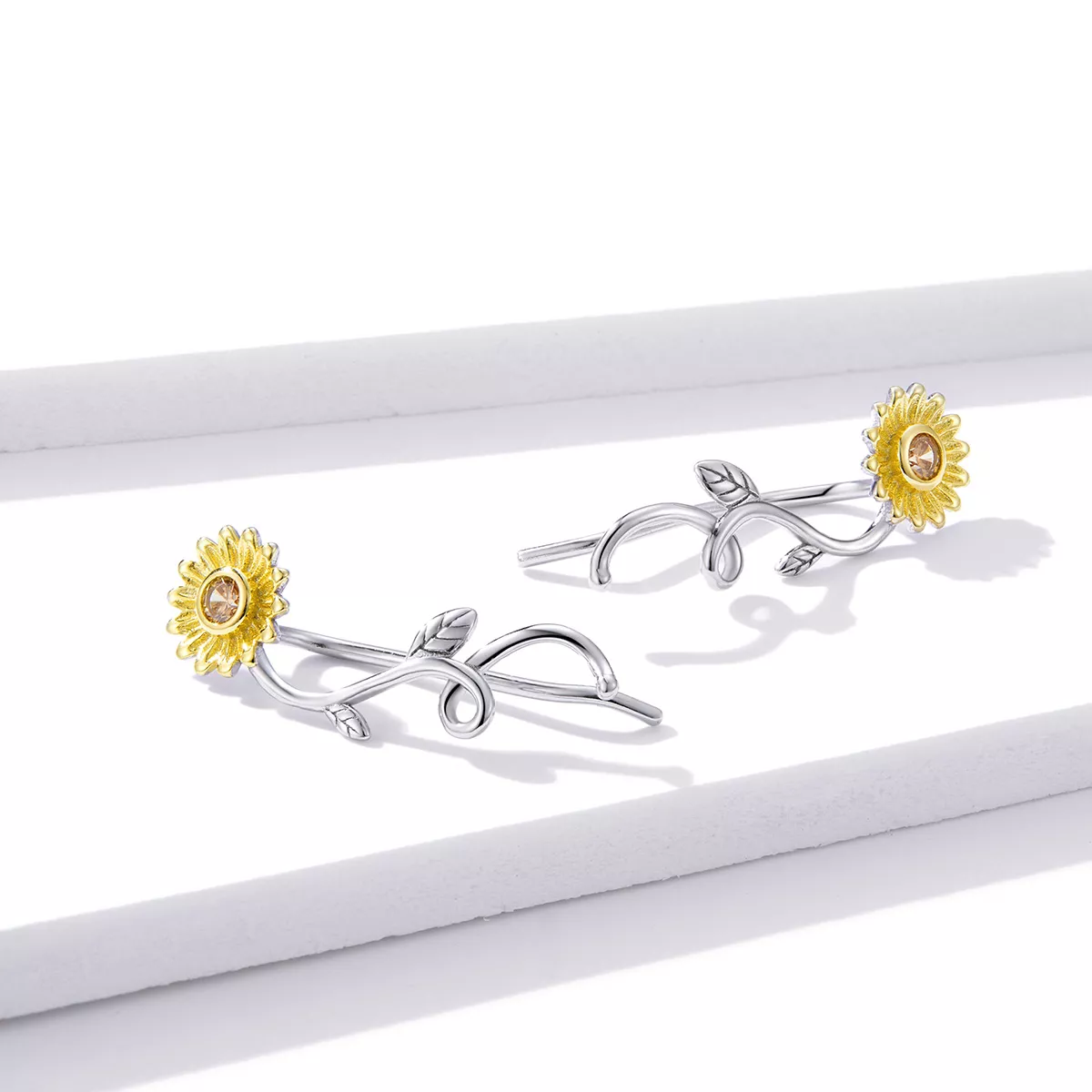 Brincos Petit Dois tons Margarida Fresca estilo Pandora - BSE394