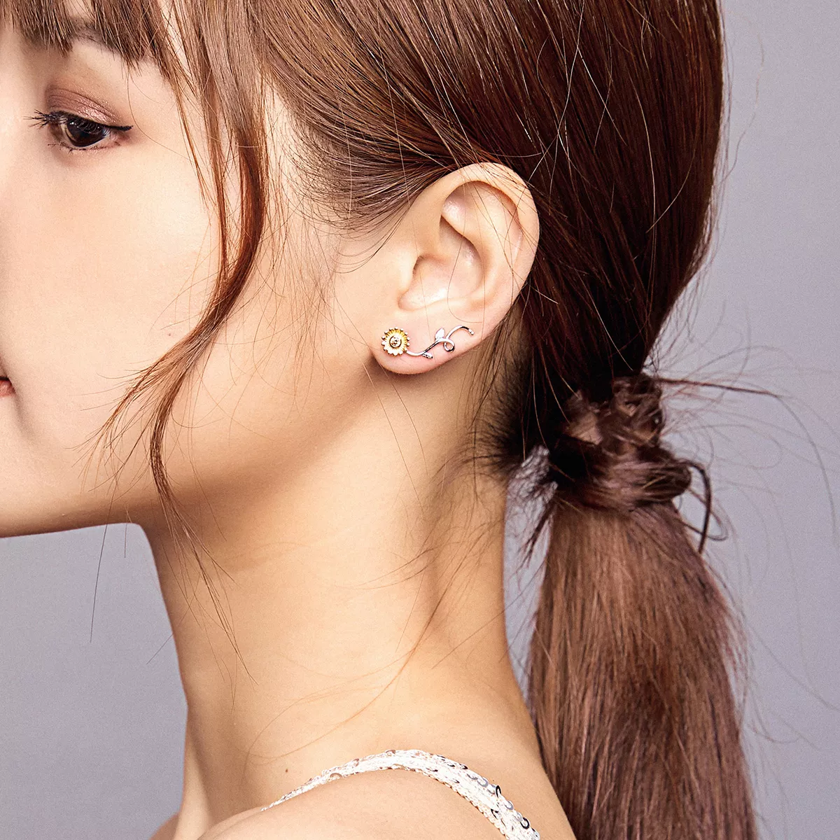 Brincos Petit Dois tons Margarida Fresca estilo Pandora - BSE394