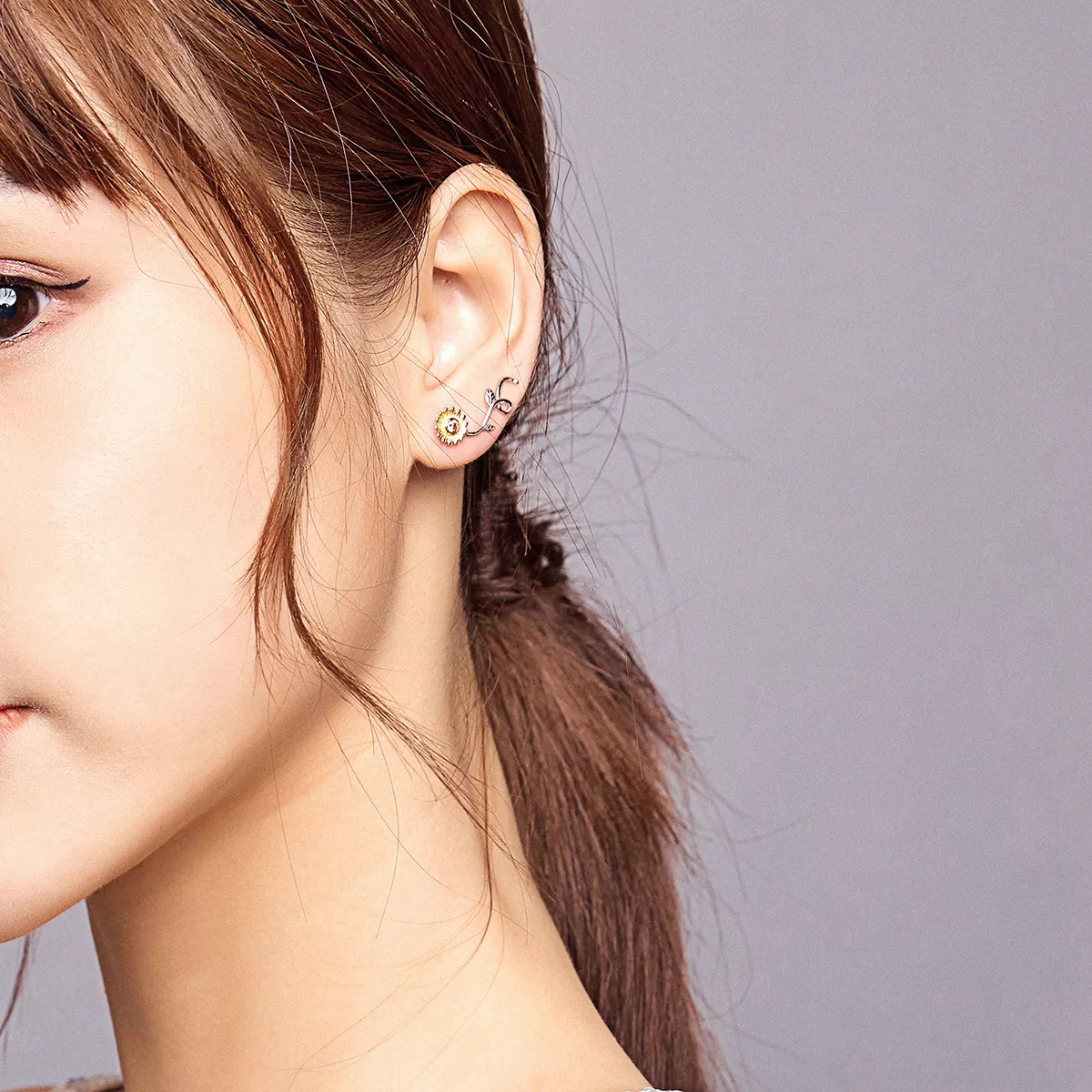 Brincos Petit Dois tons Margarida Fresca estilo Pandora - BSE394