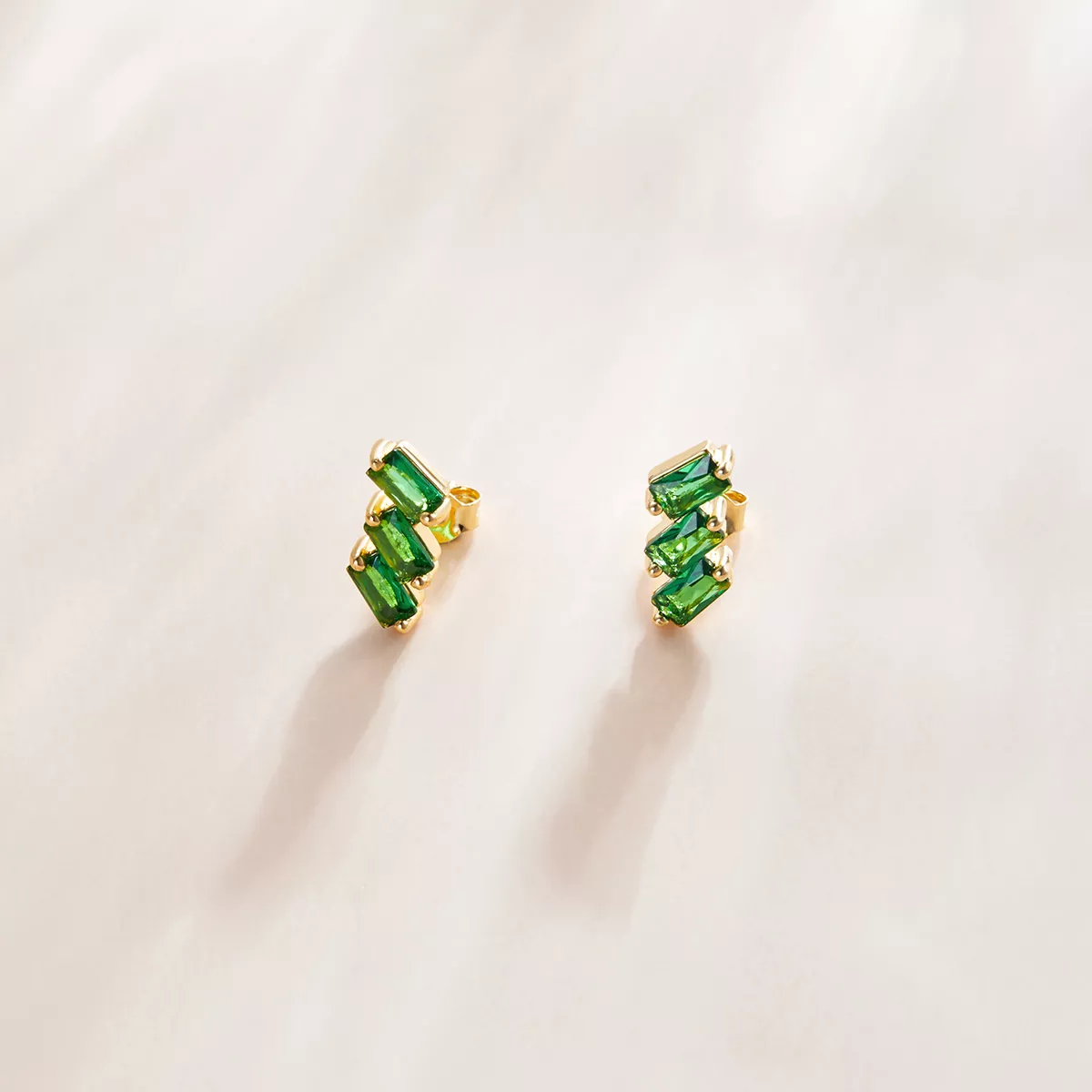 Brincos Petit Esmeralda Sólido estilo Pandora - SCE1051-GN