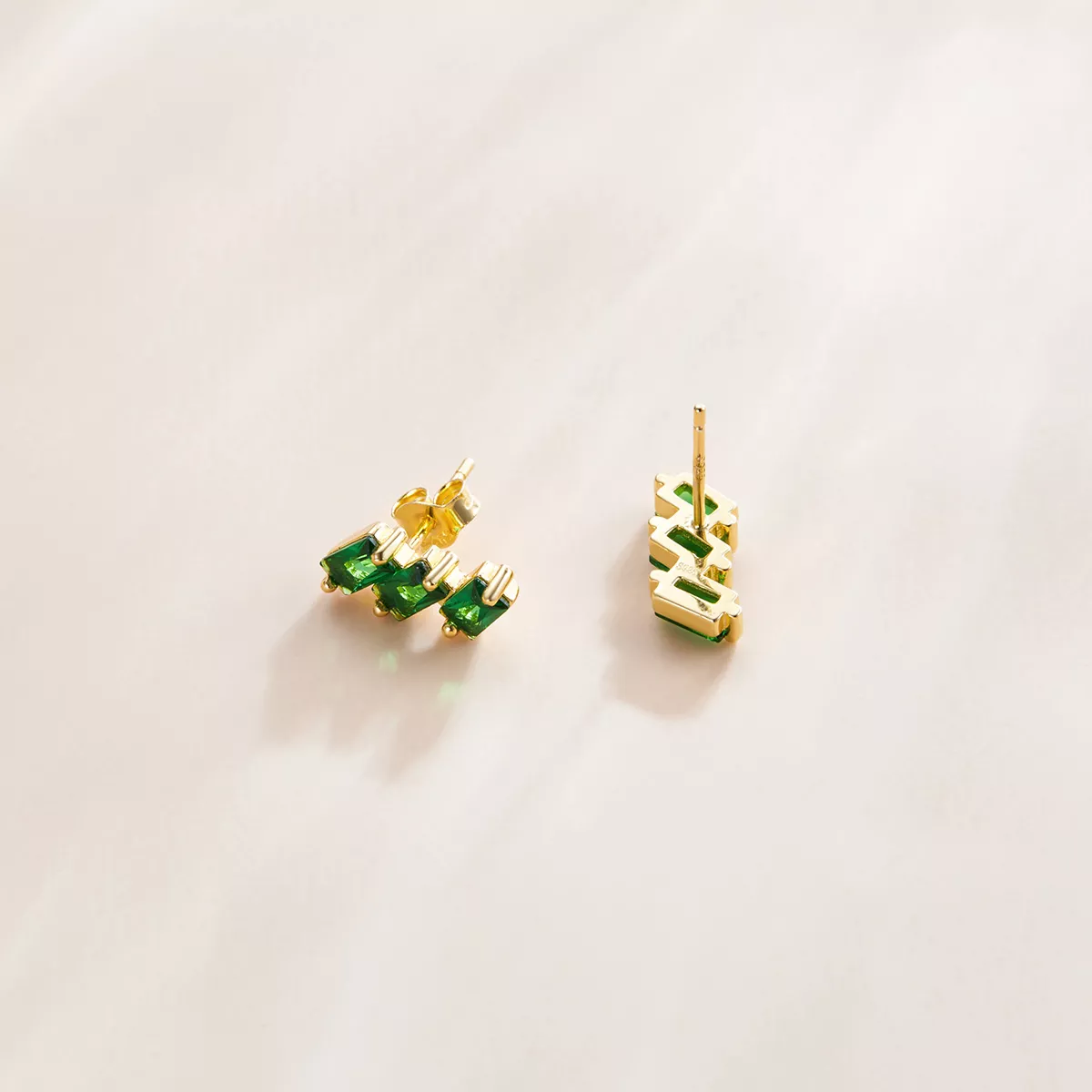 Brincos Petit Esmeralda Sólido estilo Pandora - SCE1051-GN