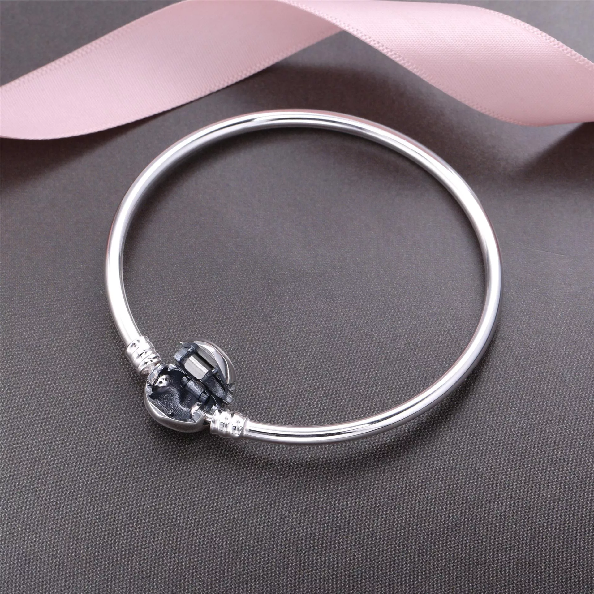 Bracelete PANDORA Rígido - Fecho Coração - 596268