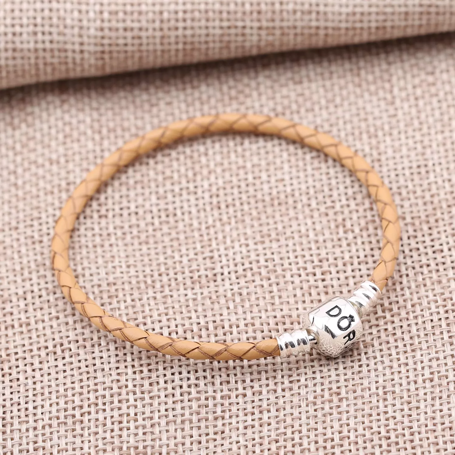 Bracelete PANDORA De Couro Com O Fecho