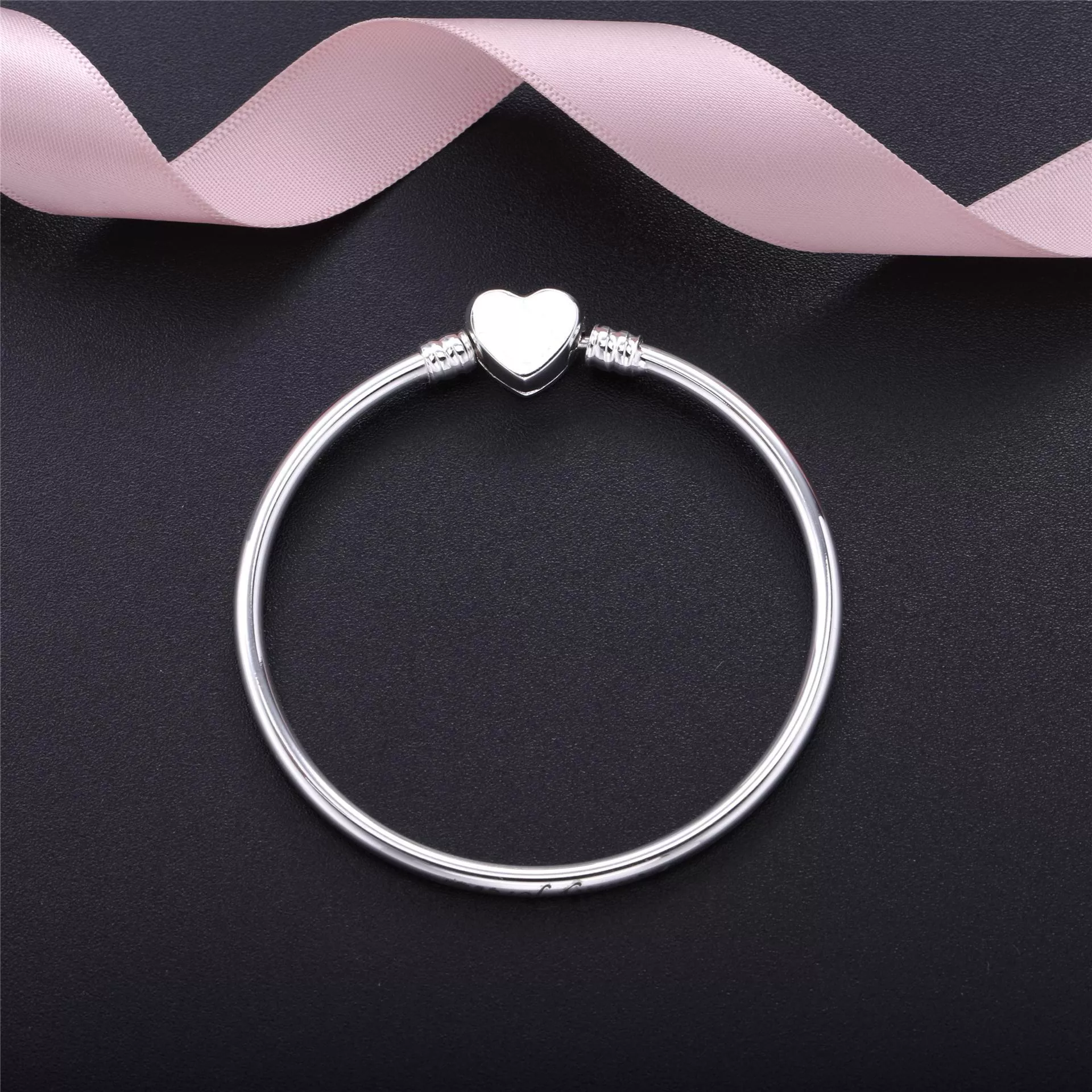 Bracelete Rígido PANDORA de Prata de Lei com fecho de coração e zircônias