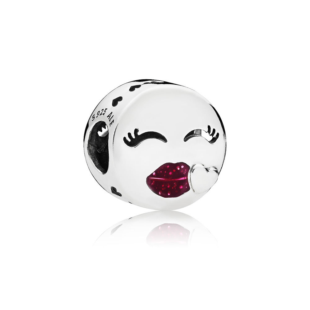 charm pandora beijo