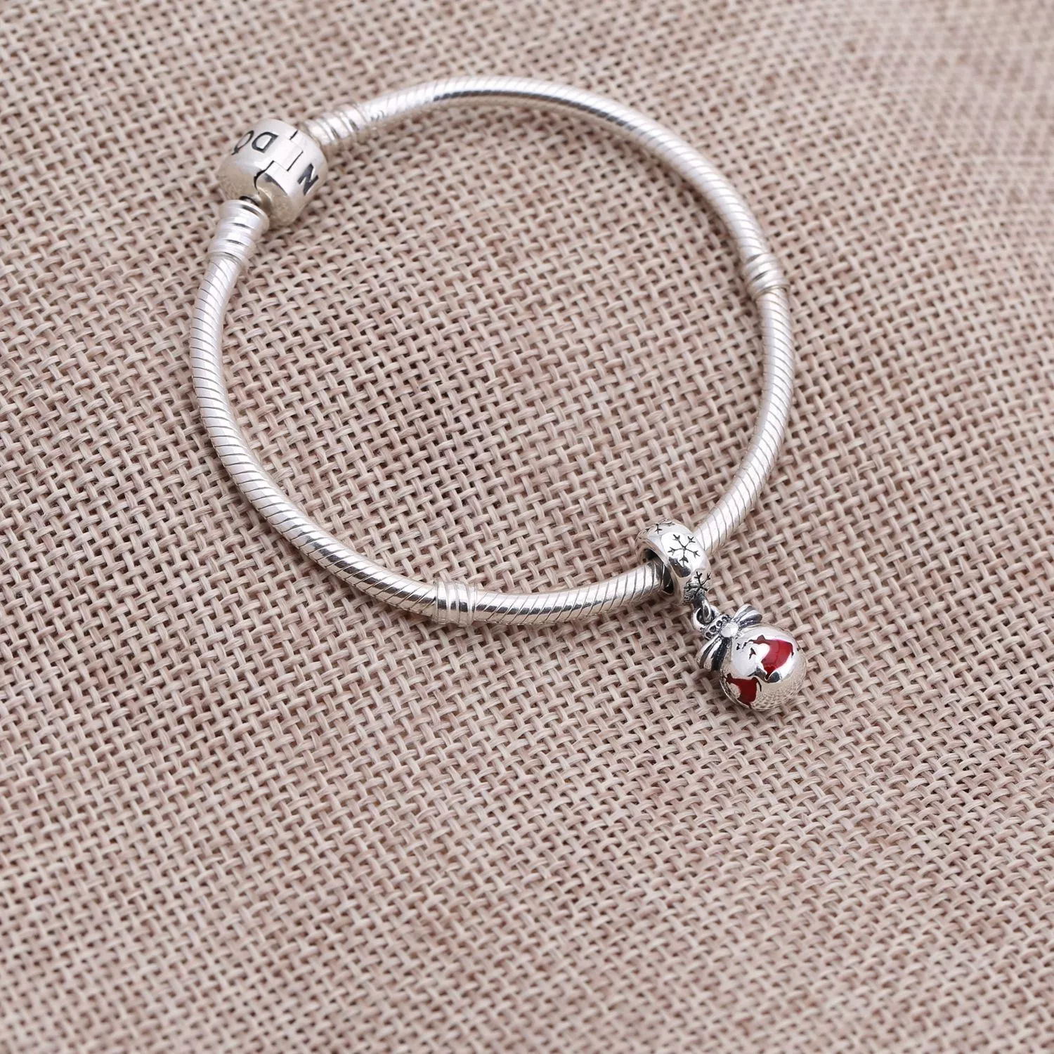 Charm PANDORA Bola Rena de Natal - 791768EN07