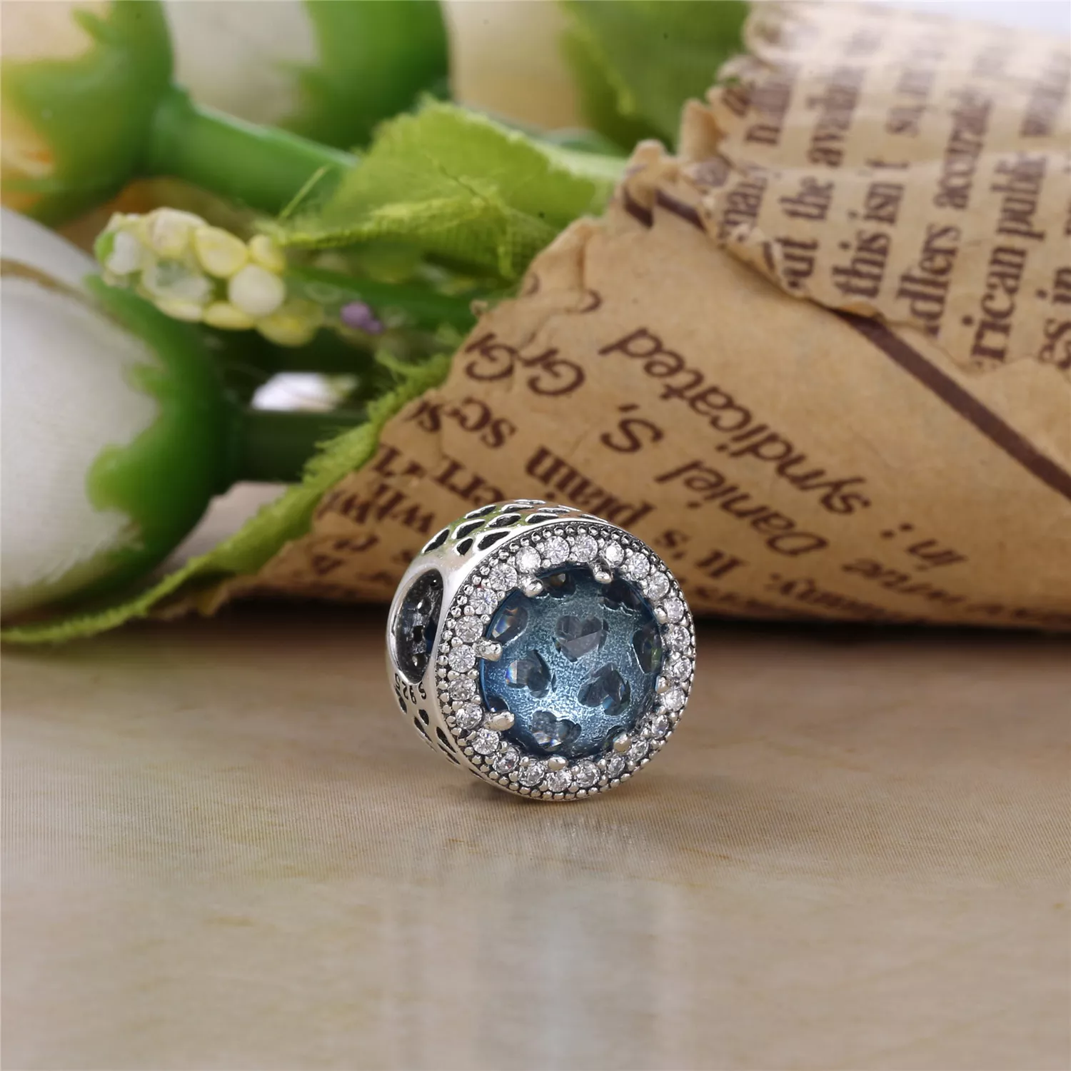 Charm PANDORA Coração Radiante Azul Glacial - 791725NGL