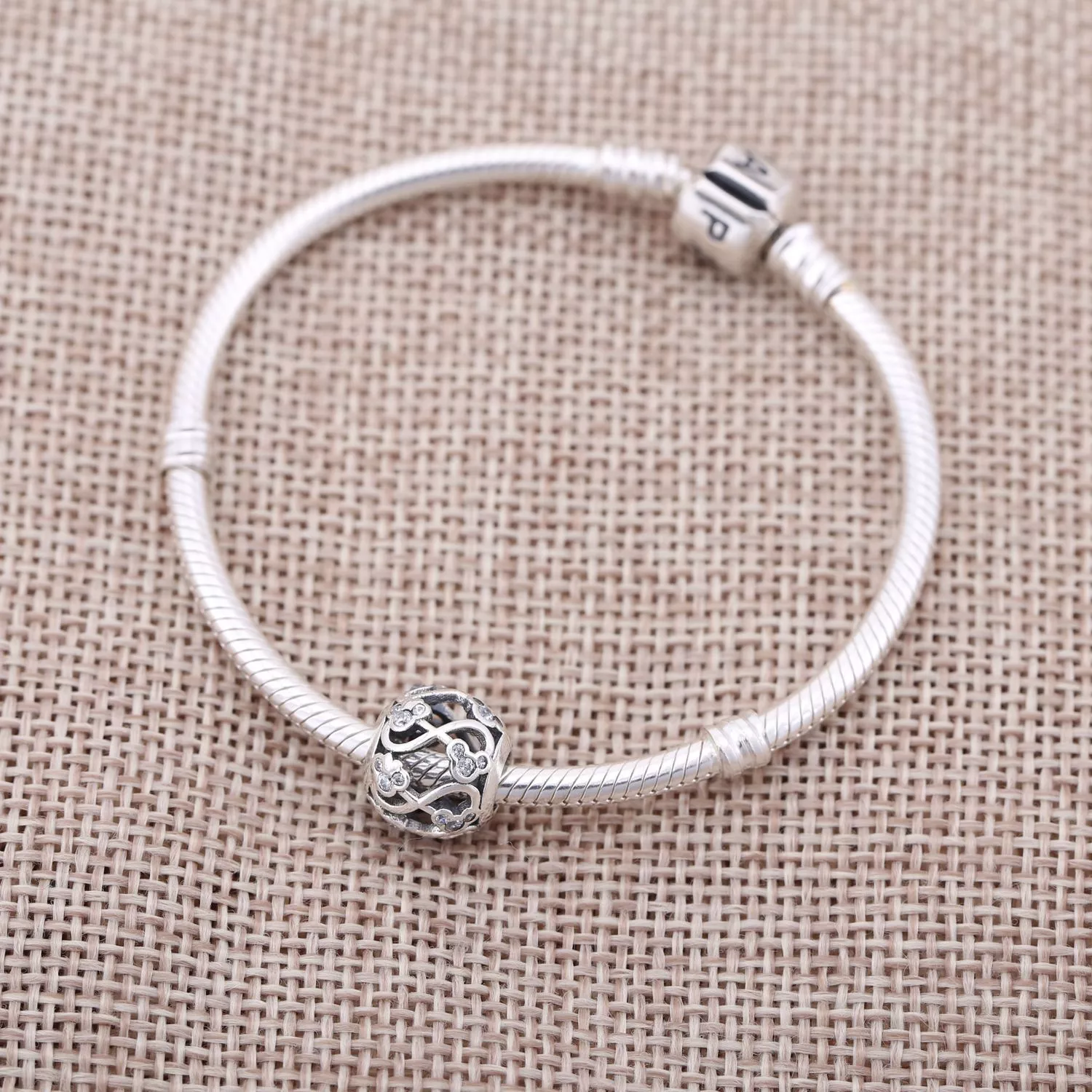 Charm Pandora de prata Disney, Minnie e Mickey Infinito