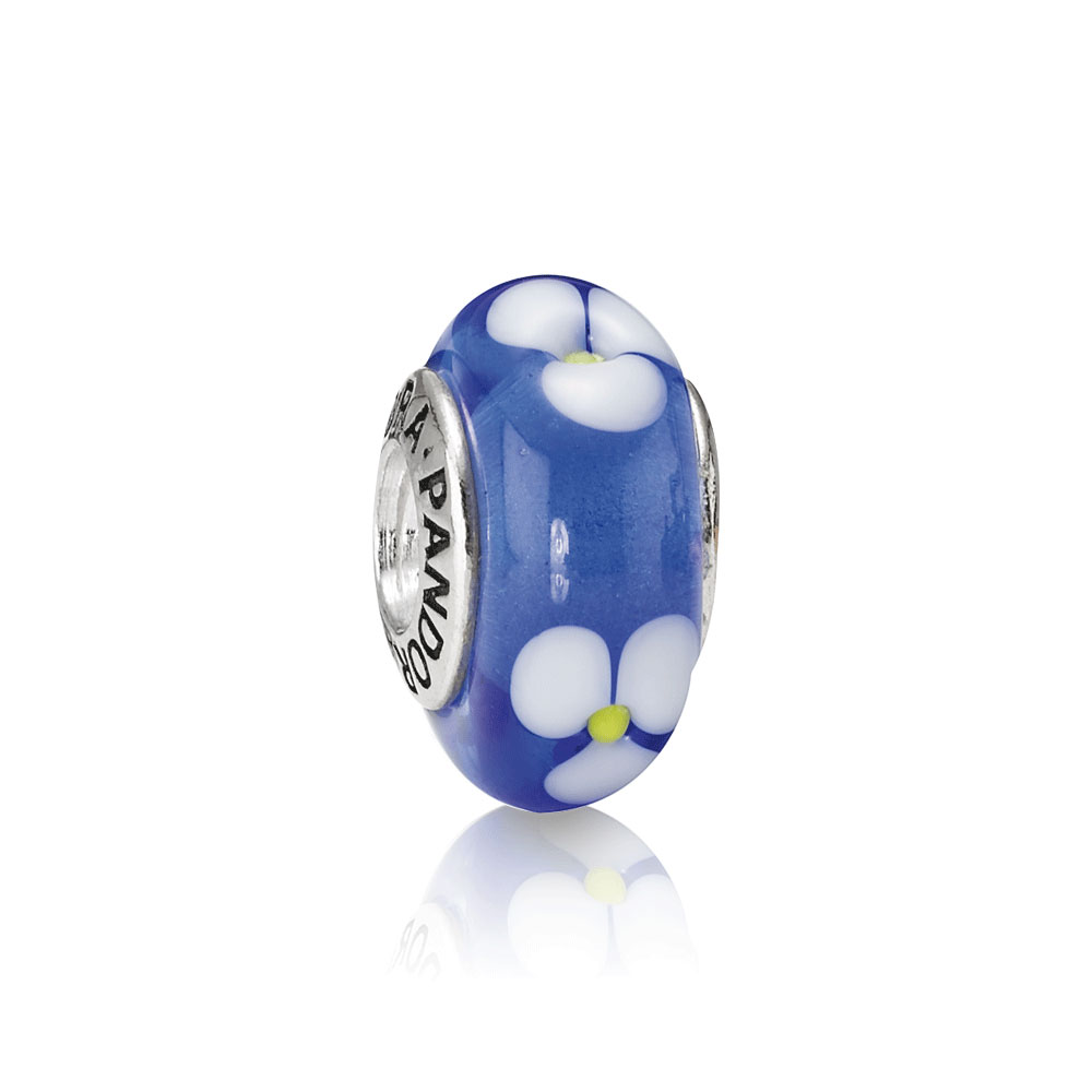 charm pandora de prata e murano azul e flores brancas 790609