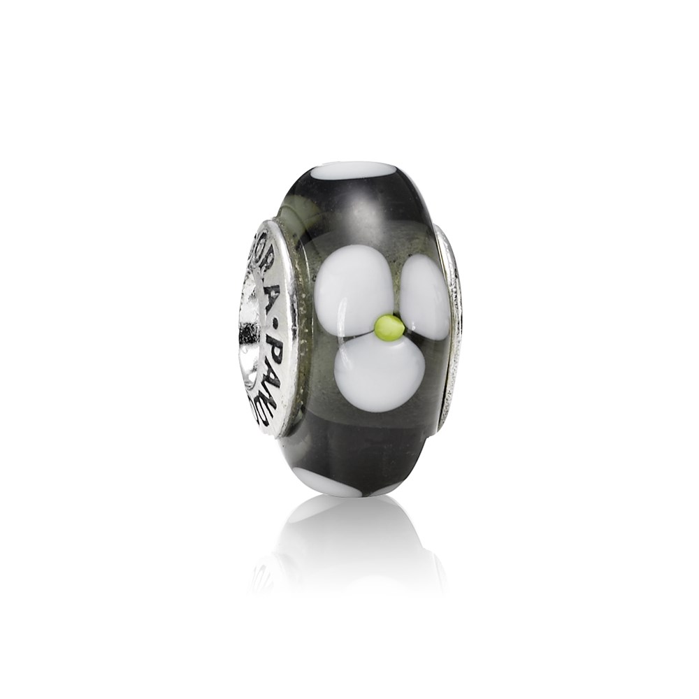 charm pandora de prata e murano preto e flores brancas 790604