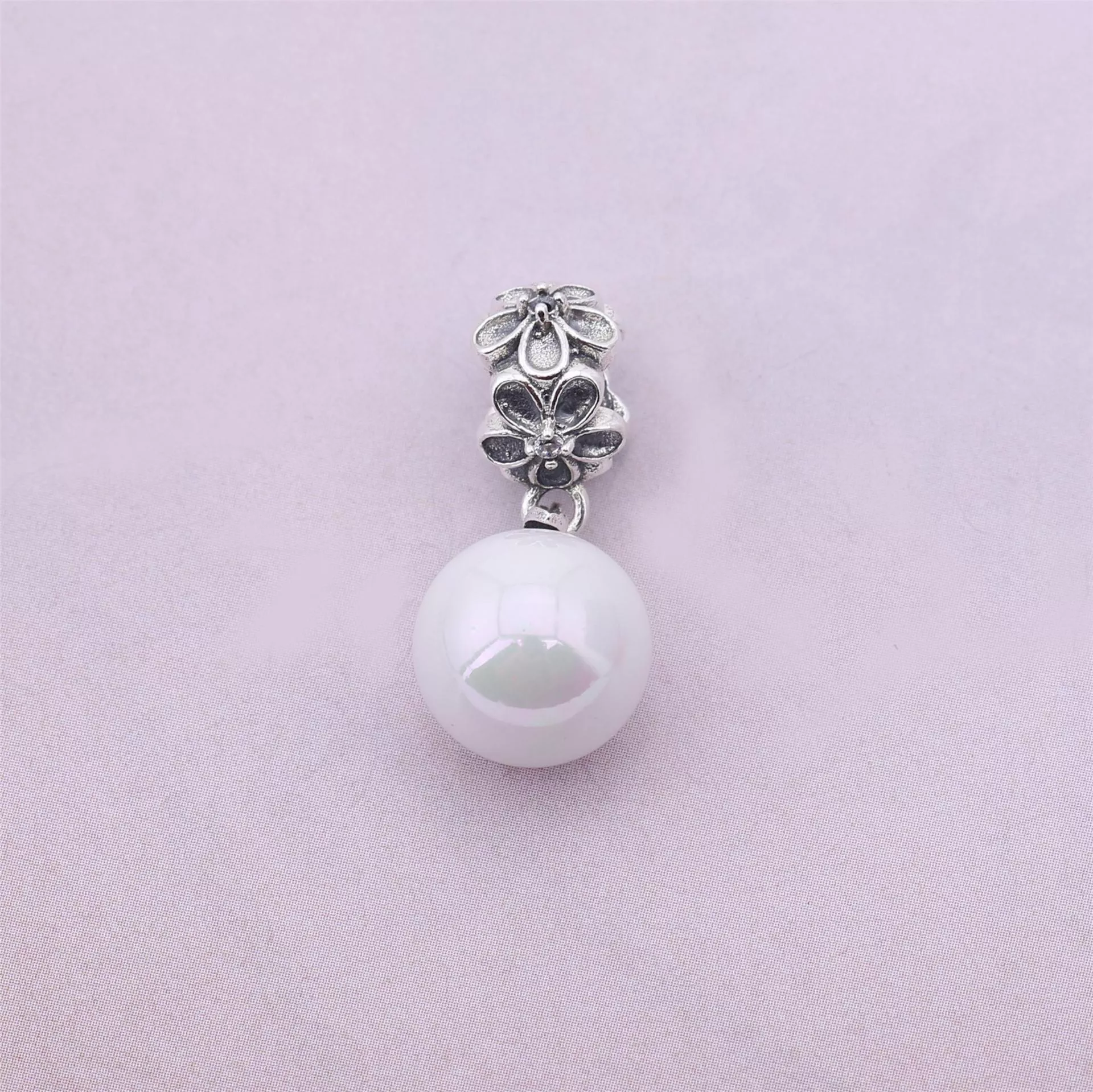 Charm PANDORA de Prata Flor de Violeta com Pendente de Pérola - 790858P