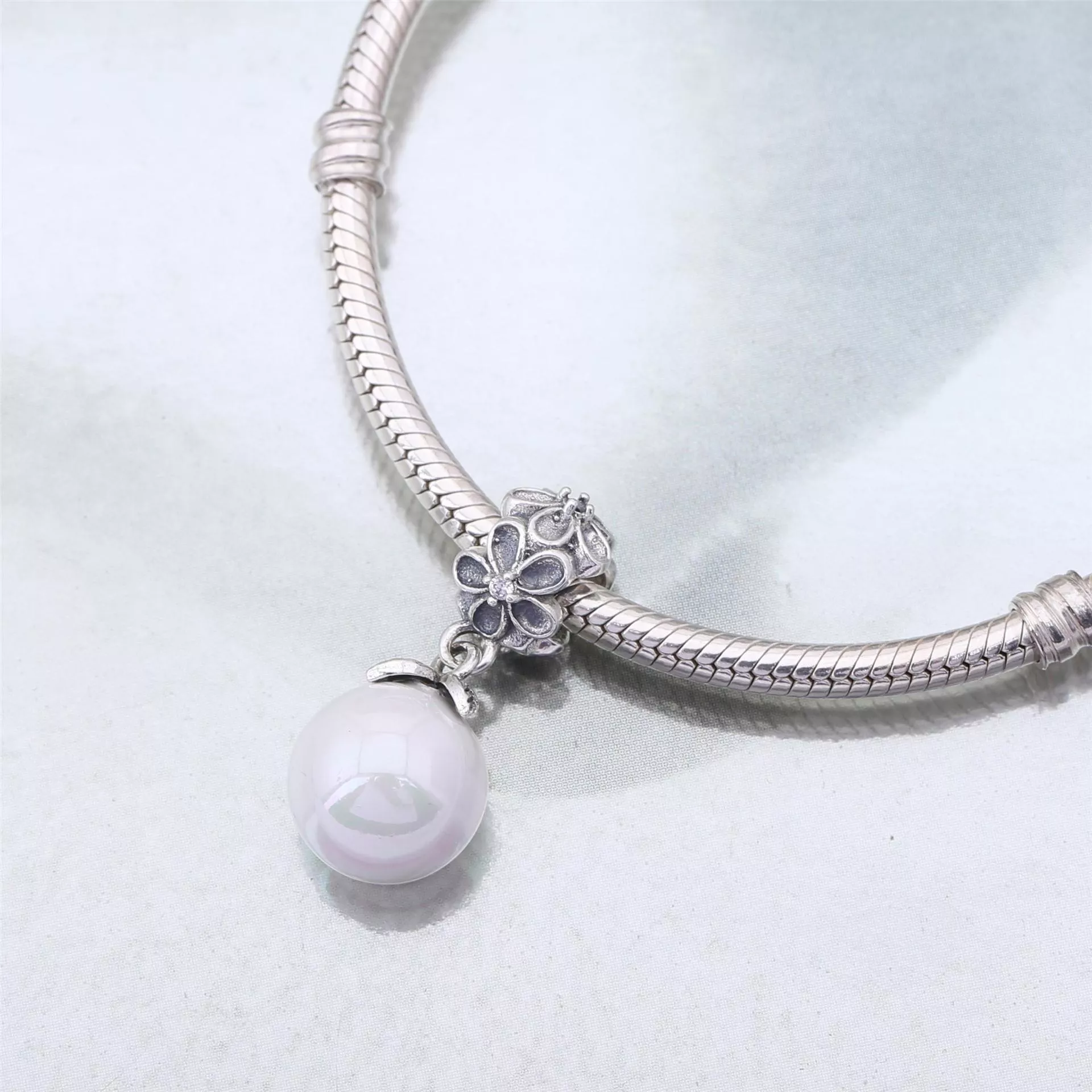 Charm PANDORA de Prata Flor de Violeta com Pendente de Pérola - 790858P