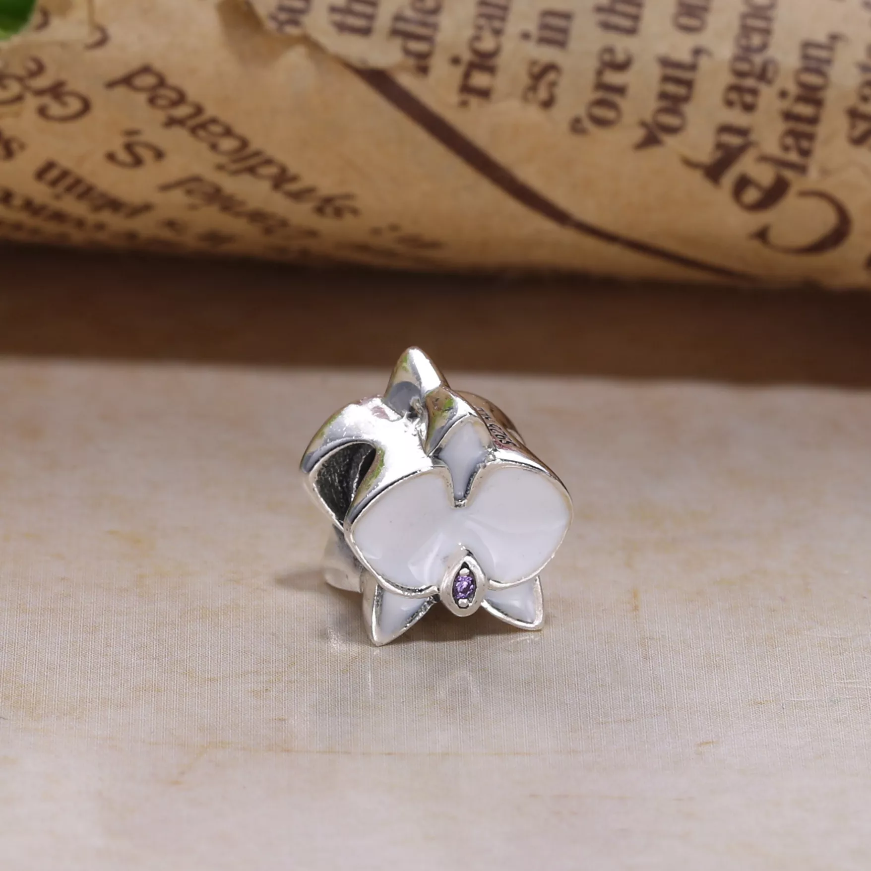 Charm PANDORA Orquídea Branca - Flor da Pureza do Amor - 792074EN12