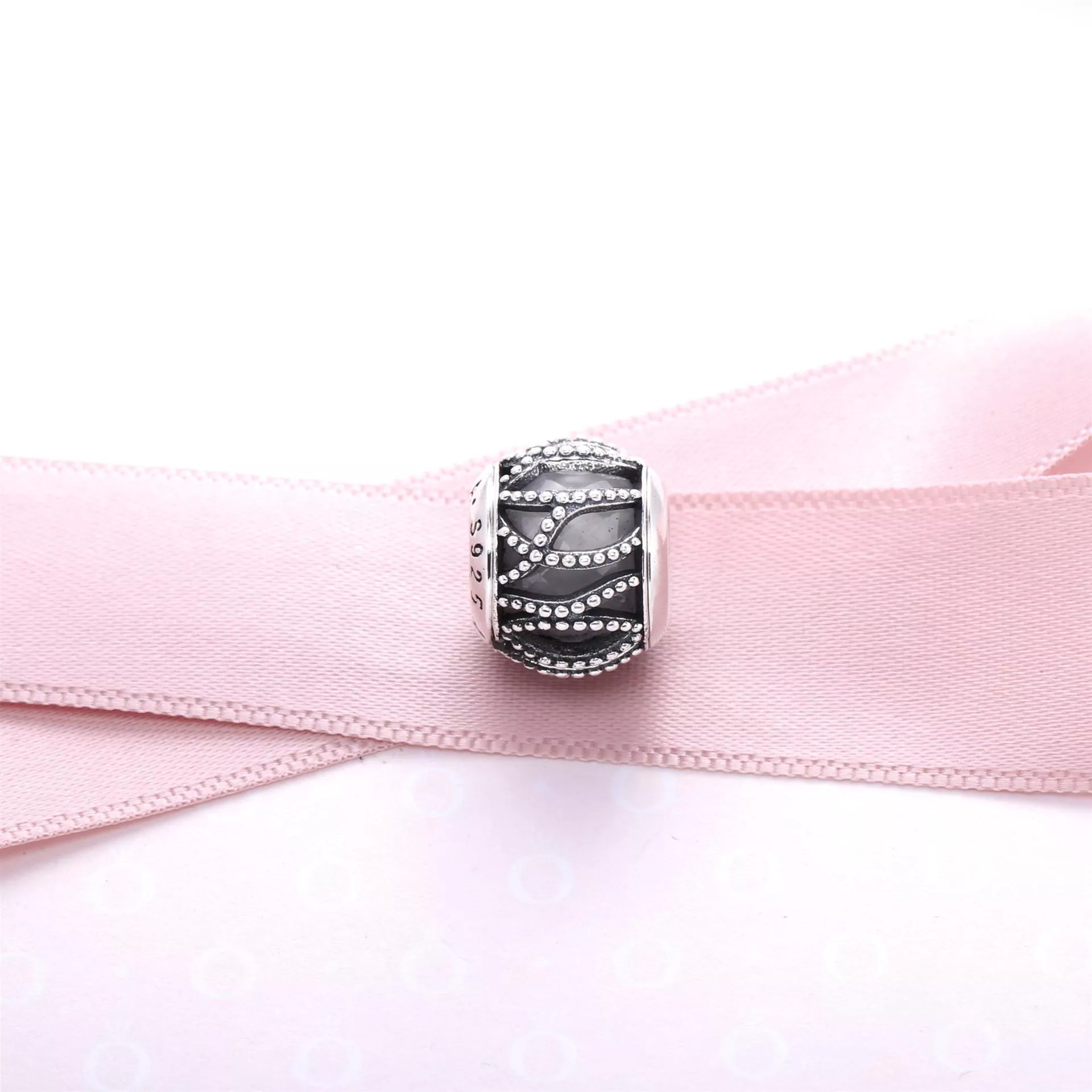 Charm PANDORA Petit Facetado Brilhante Entrelaçado - 791968CZ