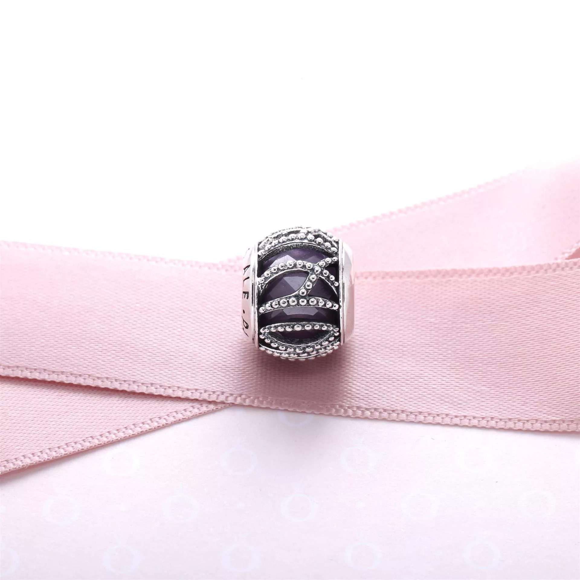 Charm PANDORA Petit Facetado Roxo Entrelaçado - 791968ACZ