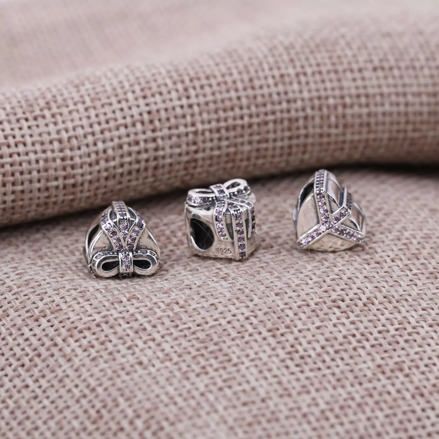 Charm PANDORA Presente de Coração - 791423PCZ