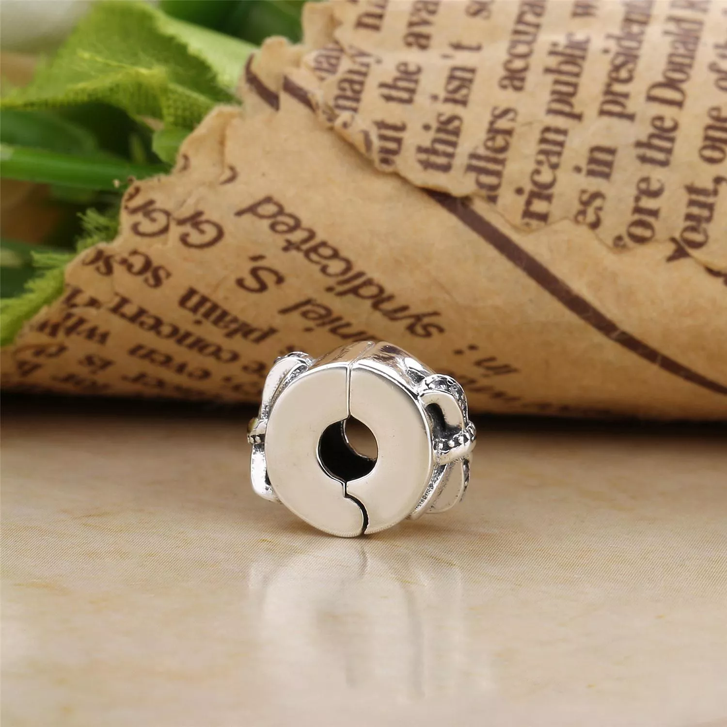 Clipe PANDORA Laço Reluzente