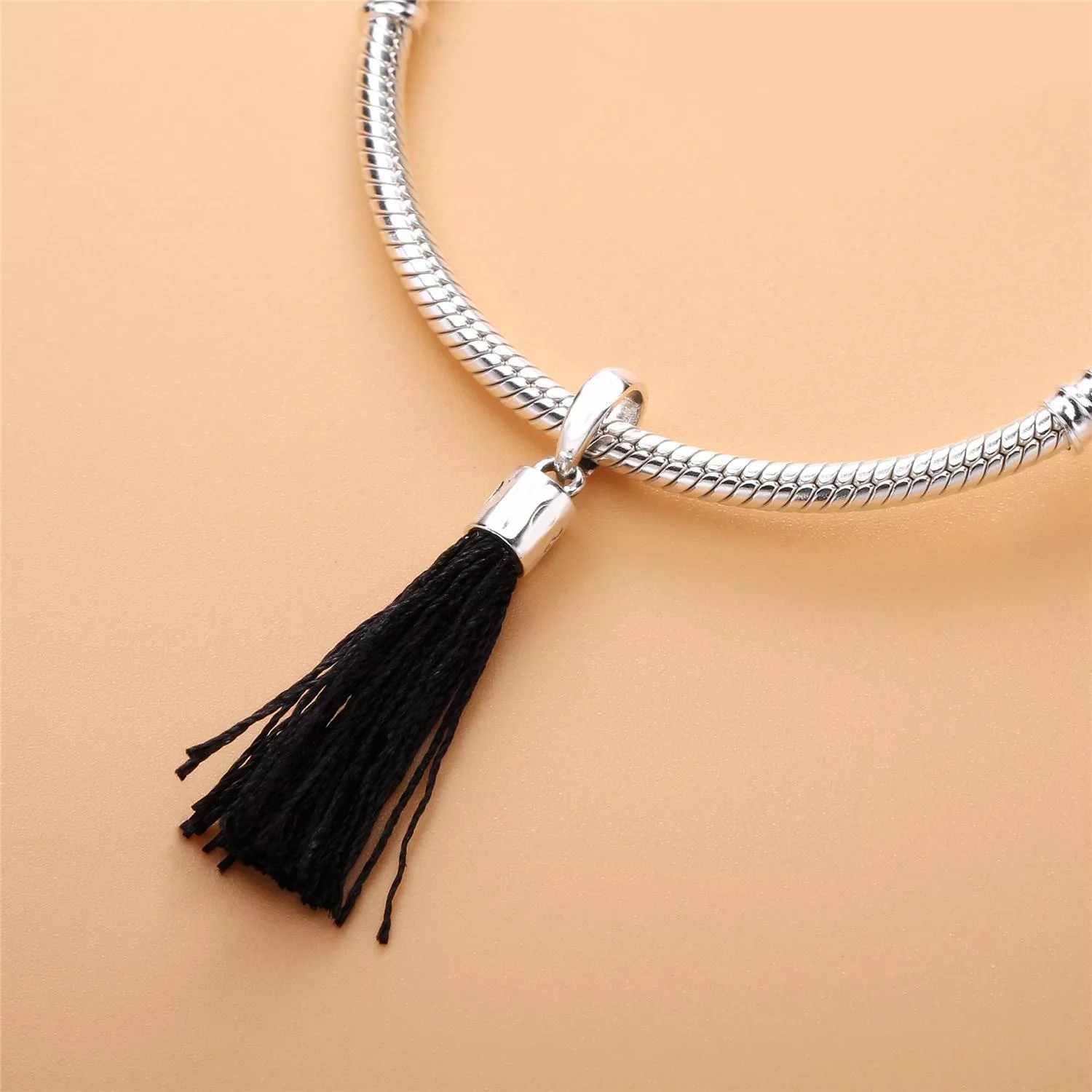 Pingente PANDORA Tassel Preto