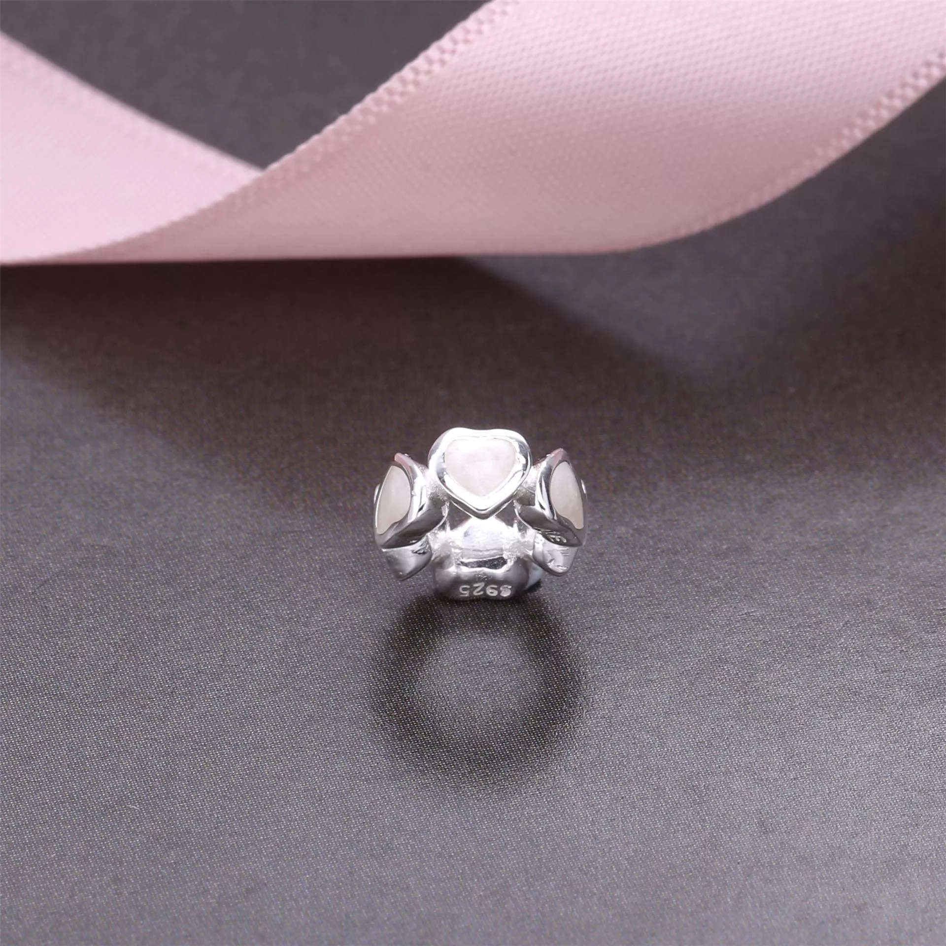 Separador PANDORA de coração em prata de lei com esmalte prata brilhante