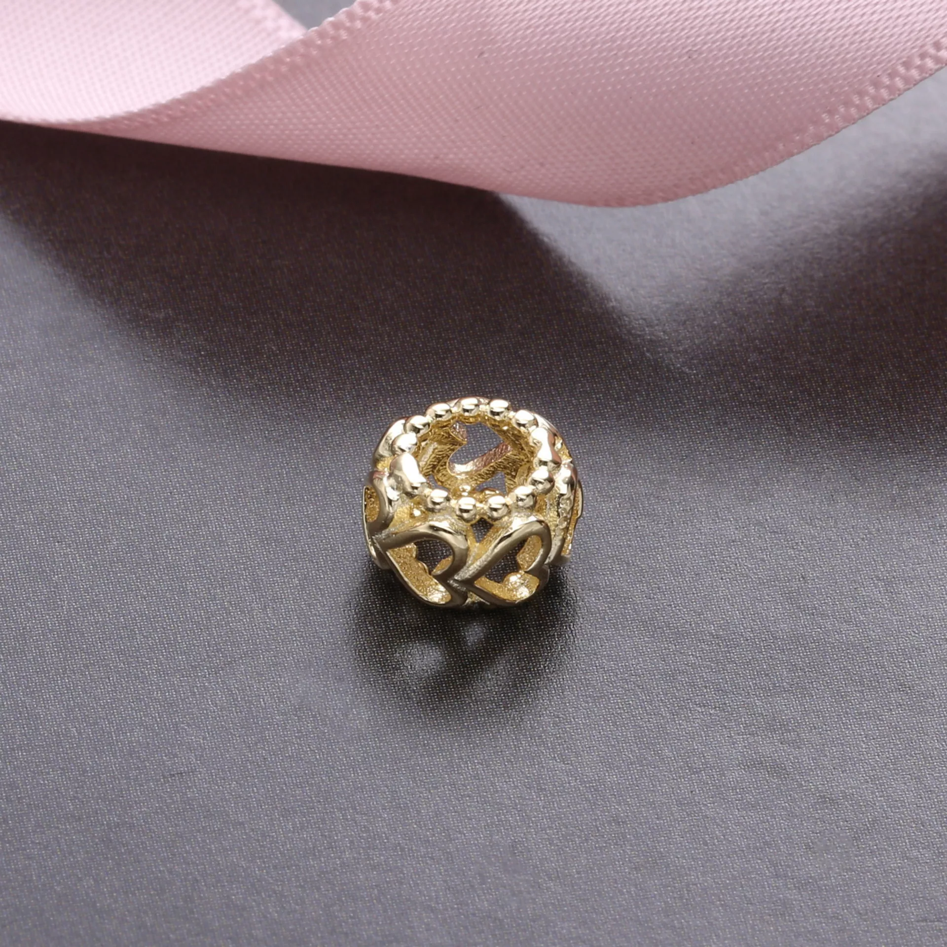 Separador PANDORA de Ouro Vazado Corações