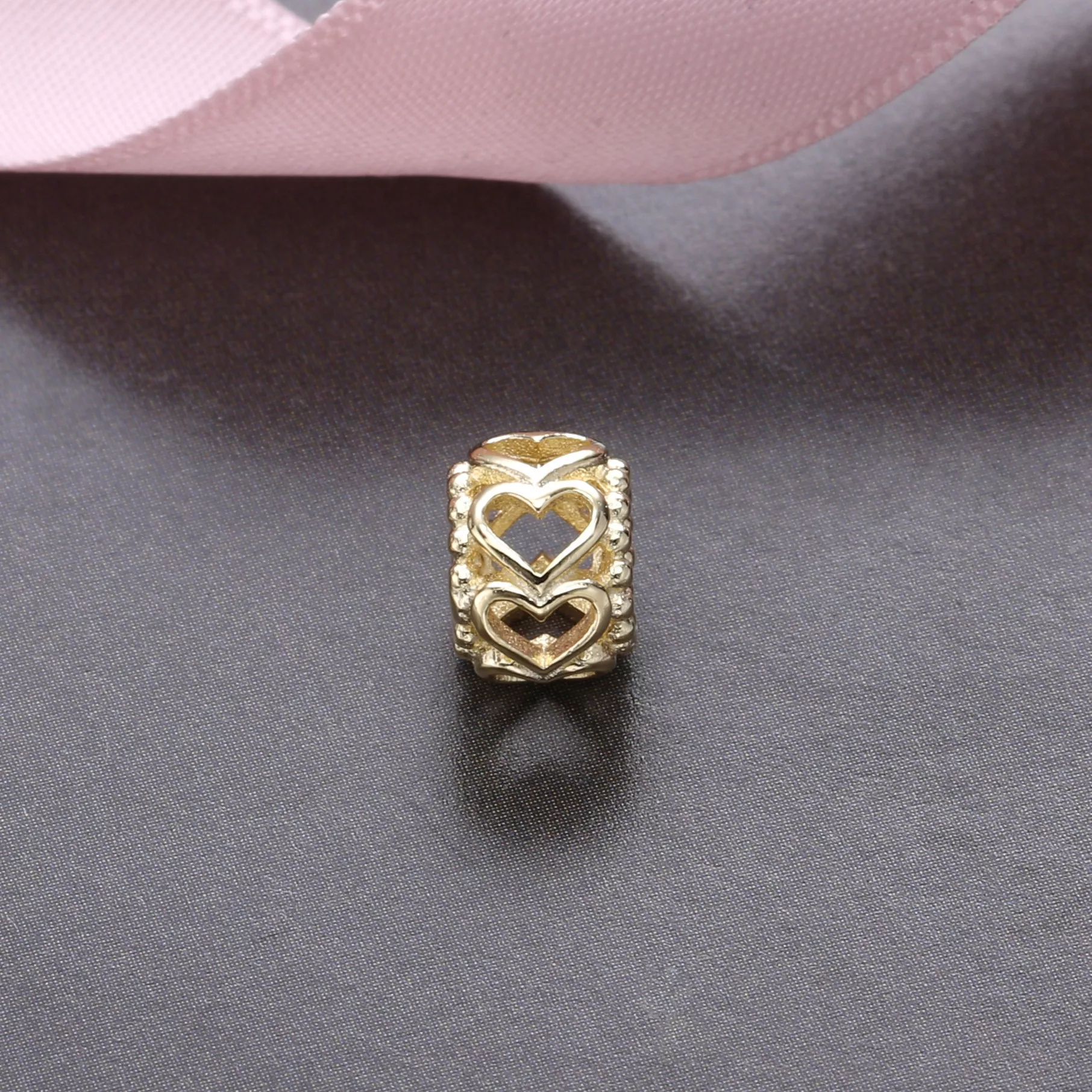 Separador PANDORA de Ouro Vazado Corações