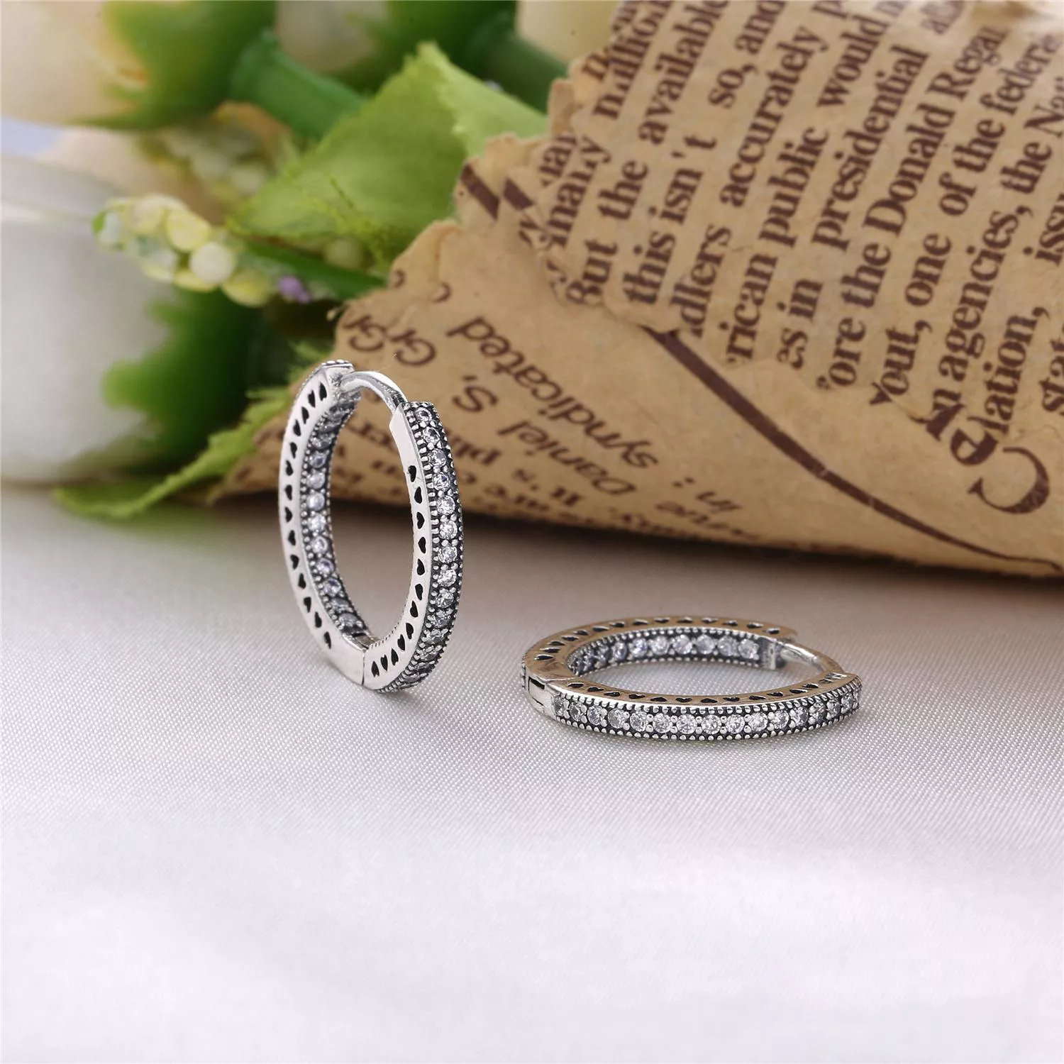 Brincos Pandora de prata Corações