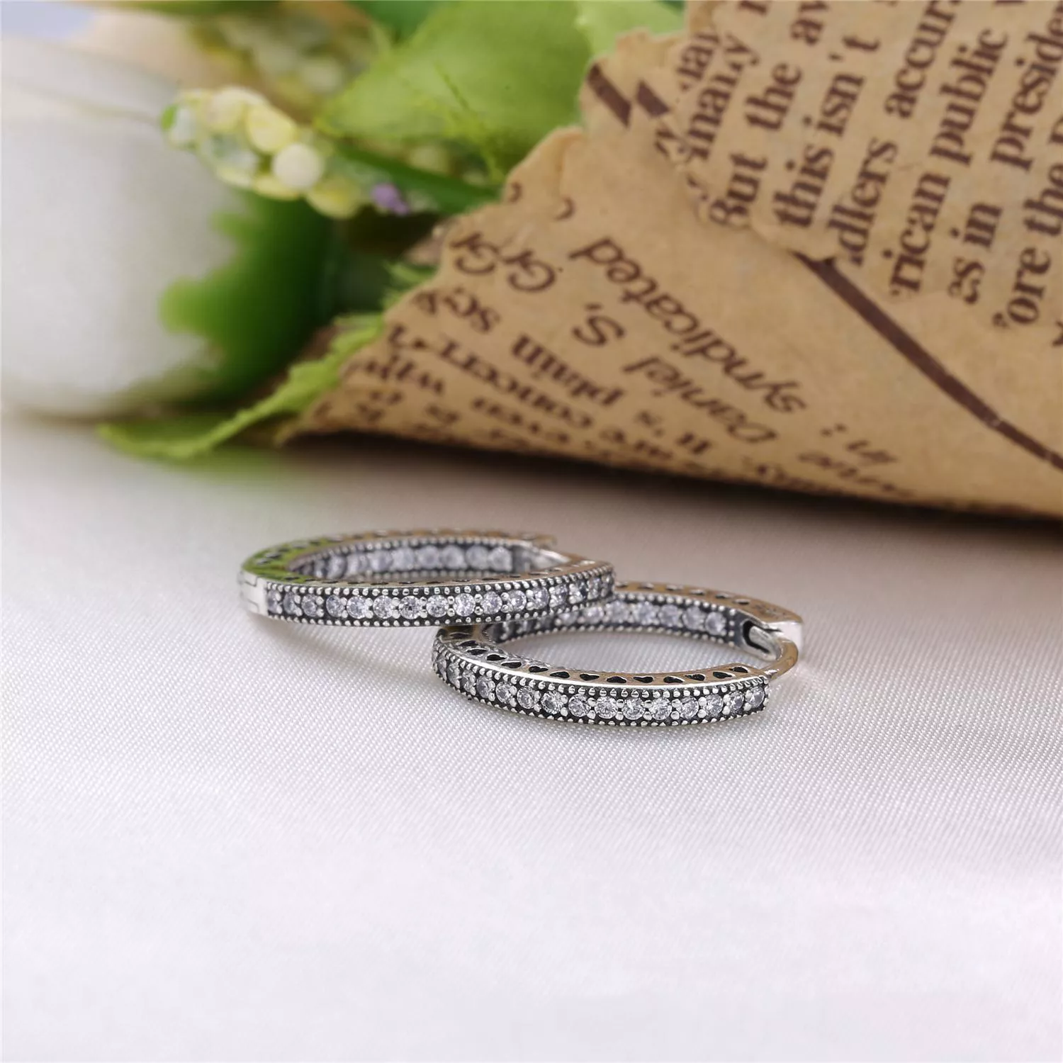 Brincos Pandora de prata Corações