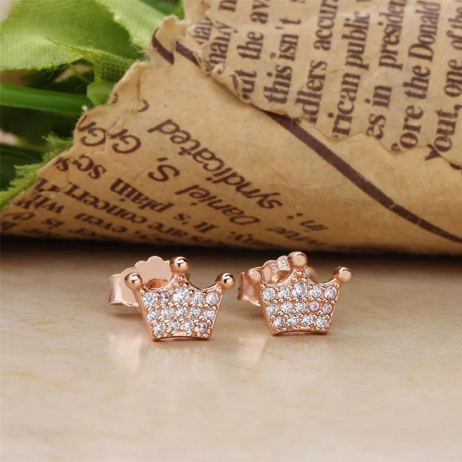 Brincos PANDORA Rose Coroa da Princesa - 287127NPO