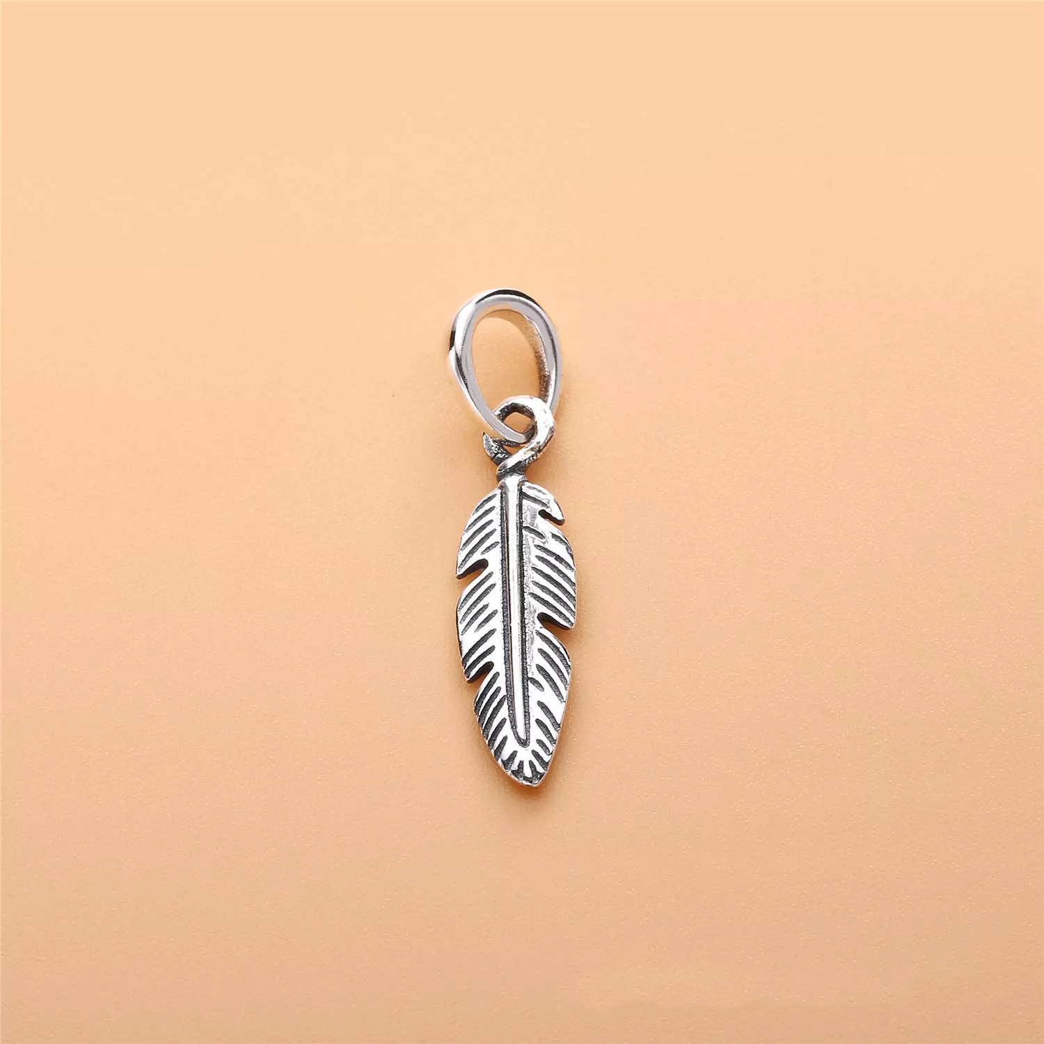 Charm Pendente PANDORA Pena - Símbolo da Liberdade - 397216