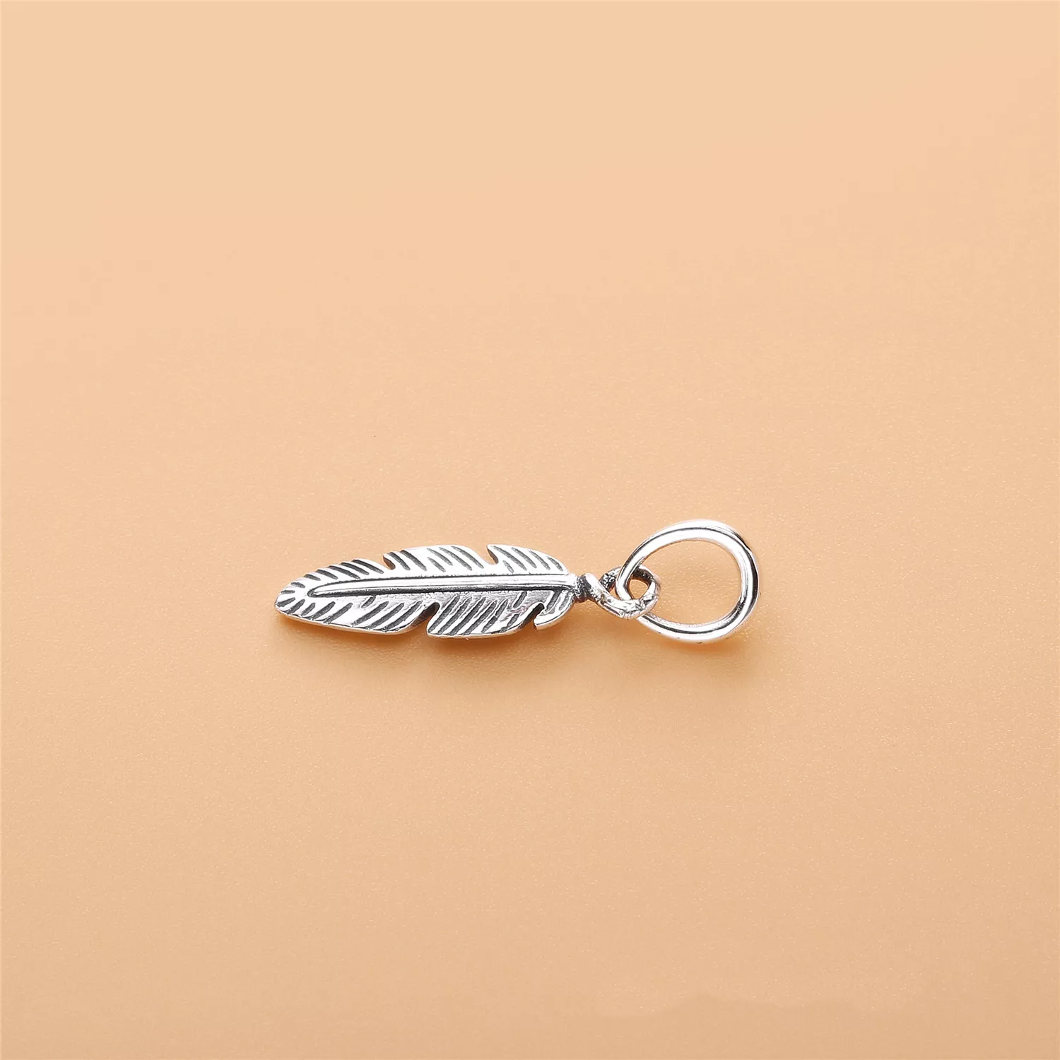 Charm Pendente PANDORA Pena - Símbolo da Liberdade - 397216