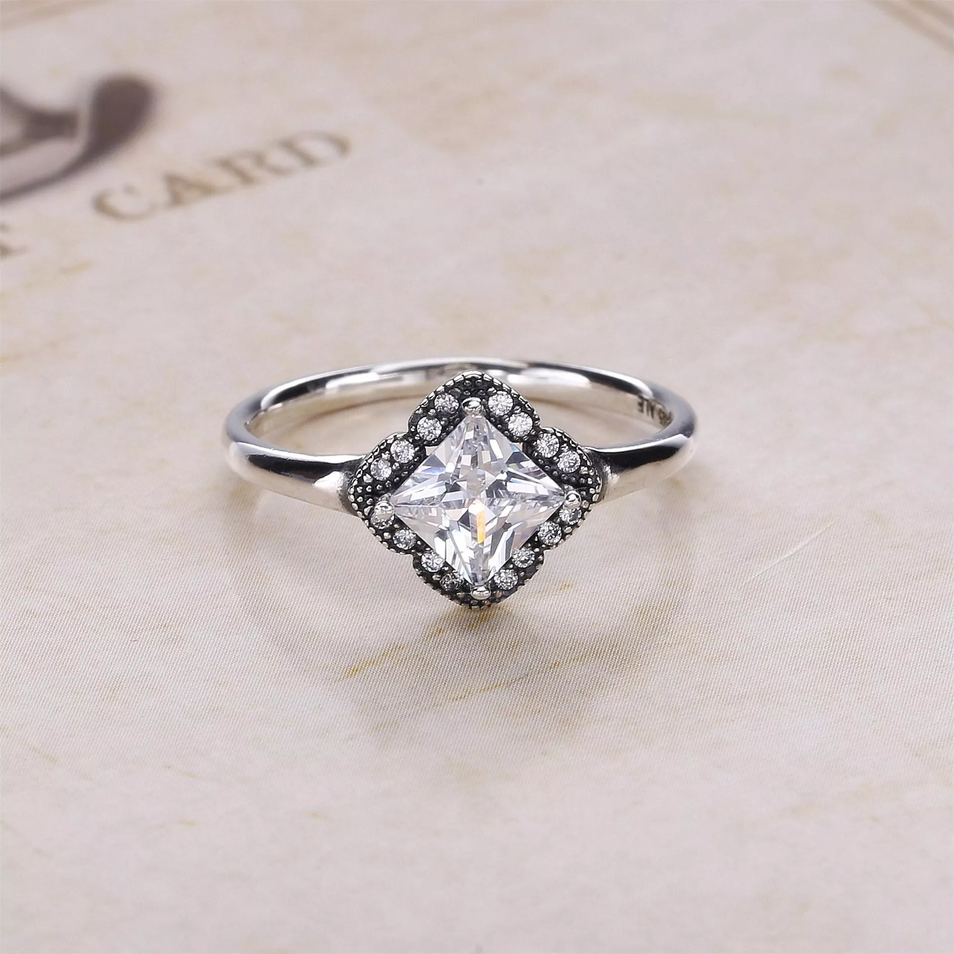 Anel PANDORA Luz Essencial - 190966CZ