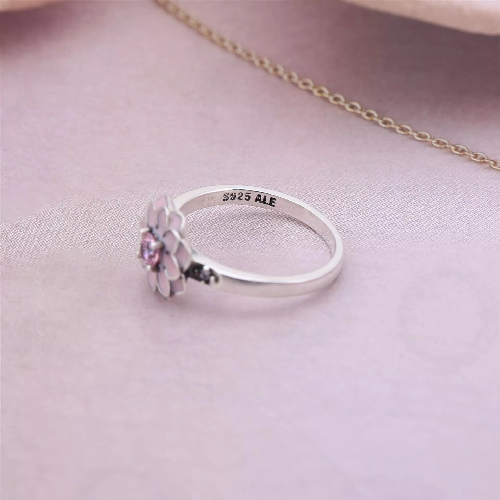 Anel PANDORA Dália - Flor da Gentileza - 190985NBP