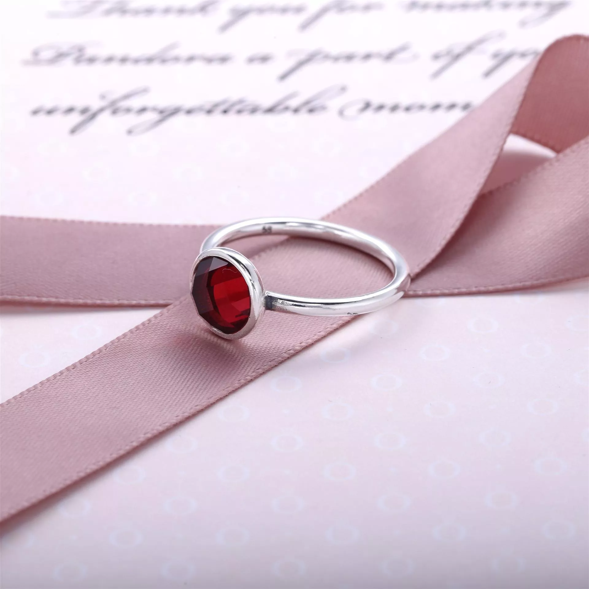 Anel PANDORA Gota de Rubi Sintético - Julho - 191012SRU
