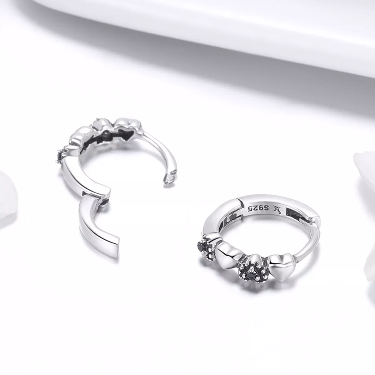 Brinco Argolas Namoro de corações estilo Pandora - SCE445