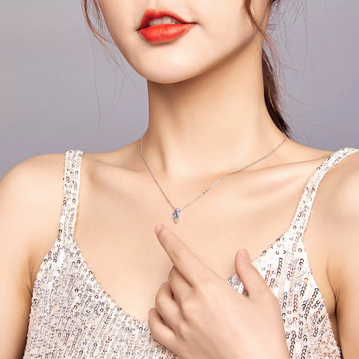 Colar Chinelos brilhantes estilo Pandora - SCN408